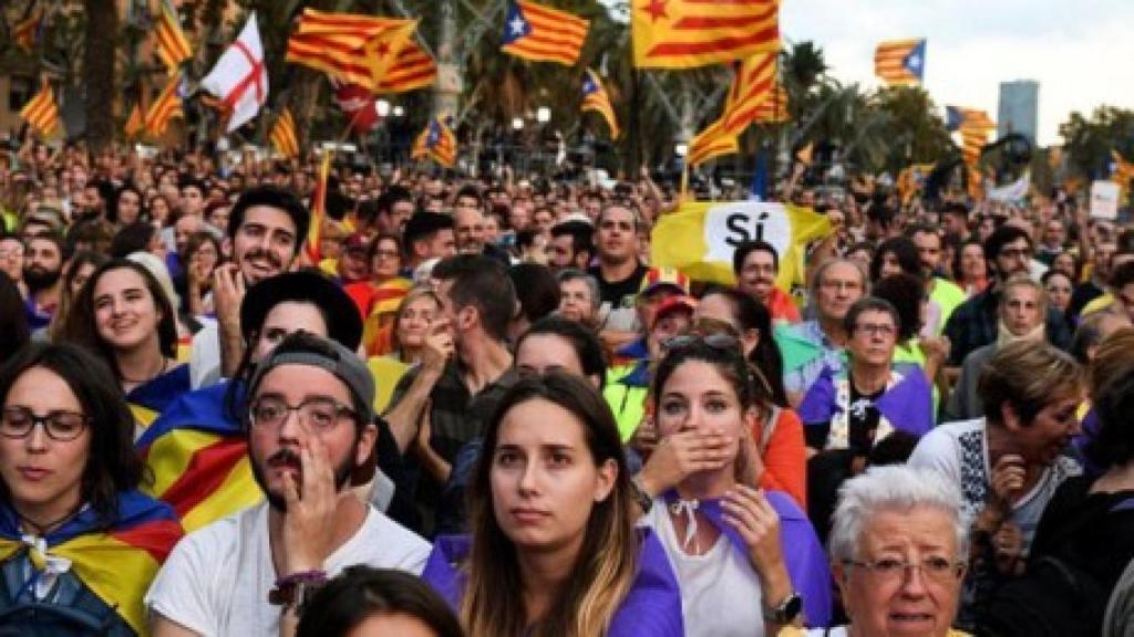 Grupo de catalanes durante el discurso de Carles Puigdemont en el Parlamento catalán.