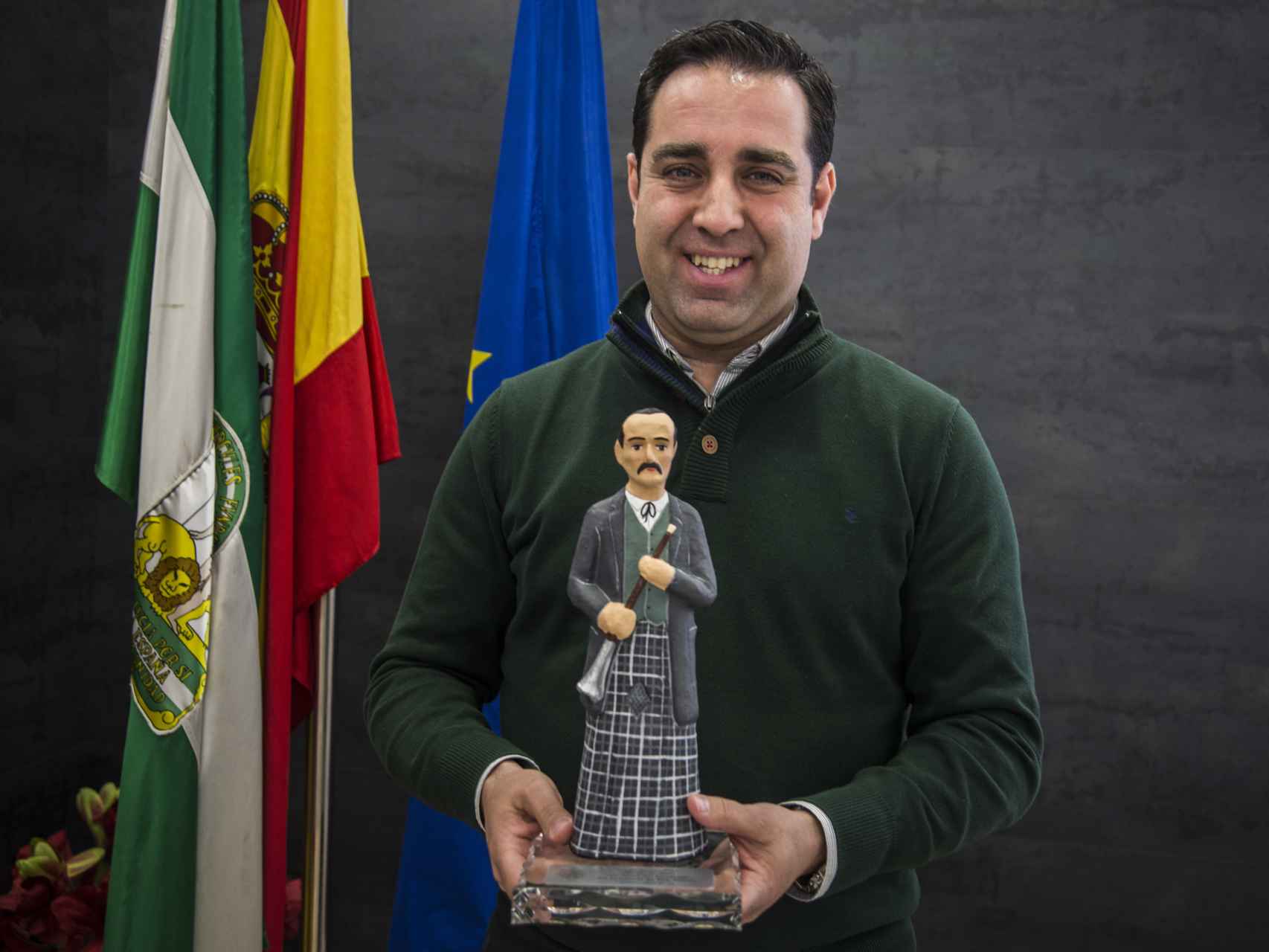 Carlos Hinojosa, desde 2013, alcalde de Alcalá la Real (Jaén) con una figura representando a Pep Ventura