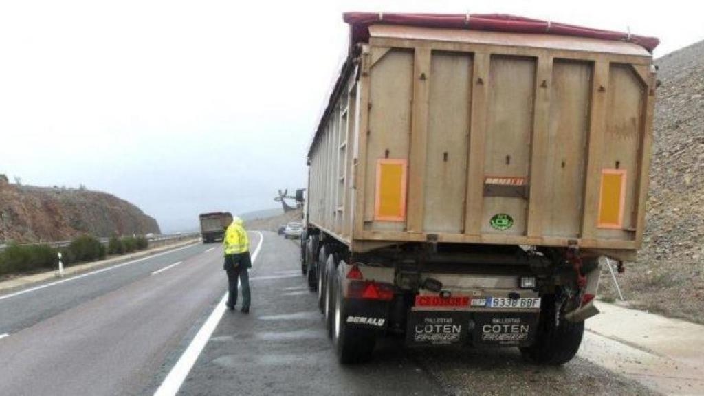 Un camión en el arcén en un tramo de la AP-7.