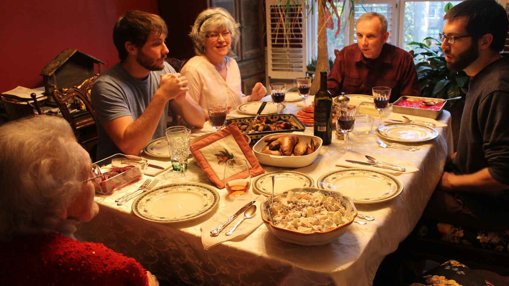 Una familia pasa una cena de Nochebuena en paz y armonía.