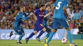 Messi trata de irse de los jugadores del Real Madrid durante la pretemporada.