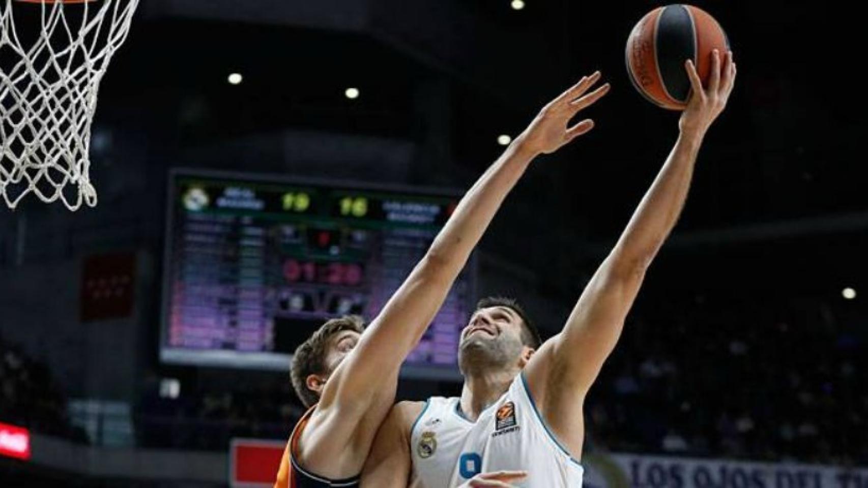 Felipe Reyes, contra un rival del Valencia Basket