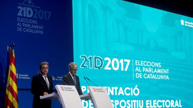 El delegado del Gobierno en Cataluña Enric Millo (i) y el secretario general técnico del Ministerio del Interior, Juan Antonio Puigserver (d).