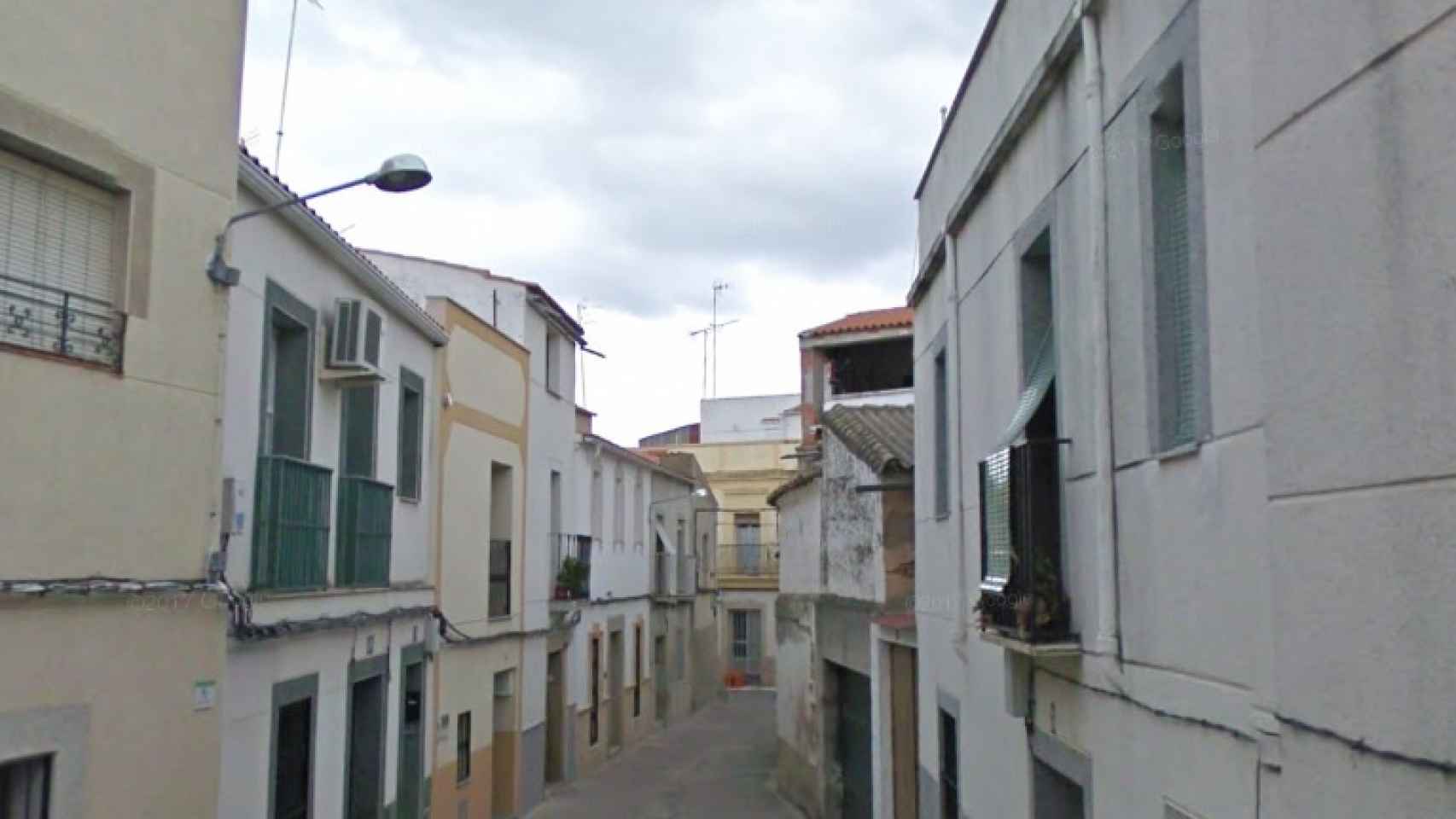 La calle de Arroyo de la Luz en la que vivían Santiago y Sofía.
