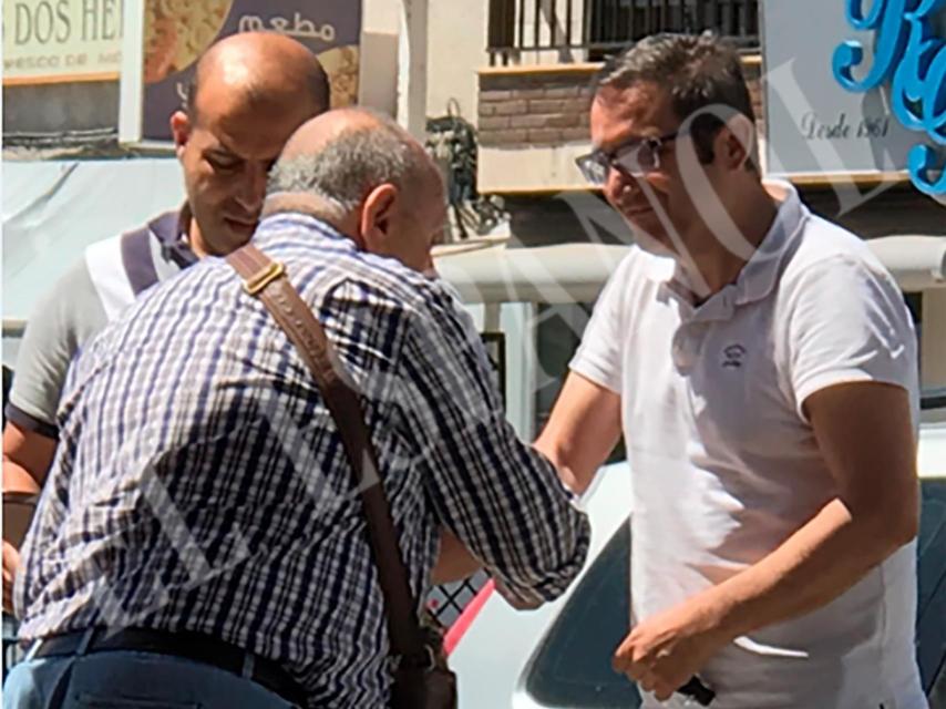 Abdelkader Benali, de espaldas, junto a su yerno policía nacional (izquierda).