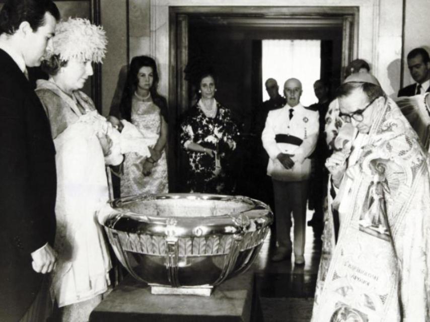 La reina Sofía, Carmen Polo, Franco y el rey Juan Carlos (al fondo a la derecha) en el bautizo de la infanta Elena.