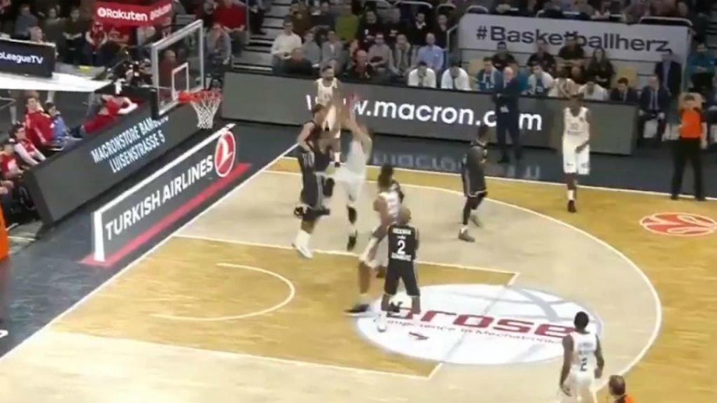 Jugada de Doncic frente al Brose. Foto: Twitter (@MovistarBasket)