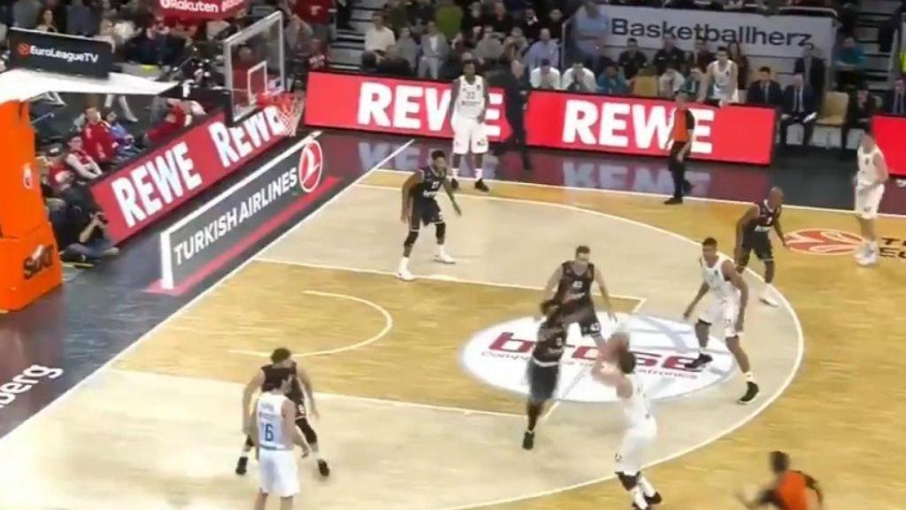 Luka Doncic frente a Hackett. Foto: Twitter (@MovistarBasket)