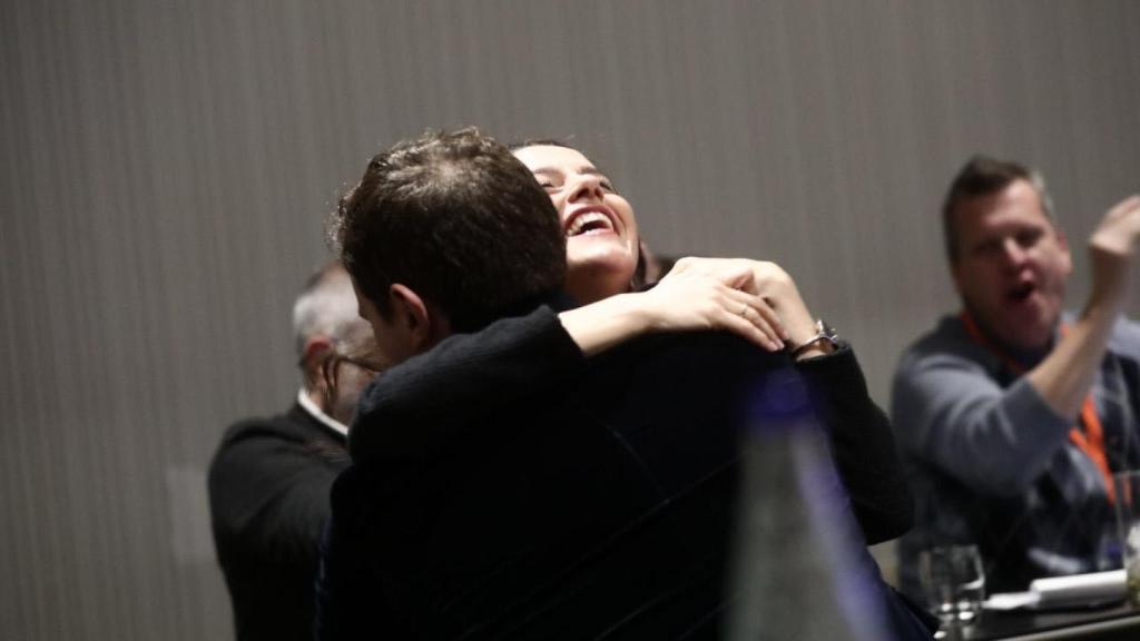 Arrimadas se abraza a Albert Rivera esta noche en el hotel Catalonia Plaza de Barcelona.