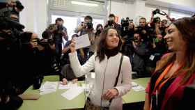 Arrimadas, en un colegio electoral de Barcelona este jueves.