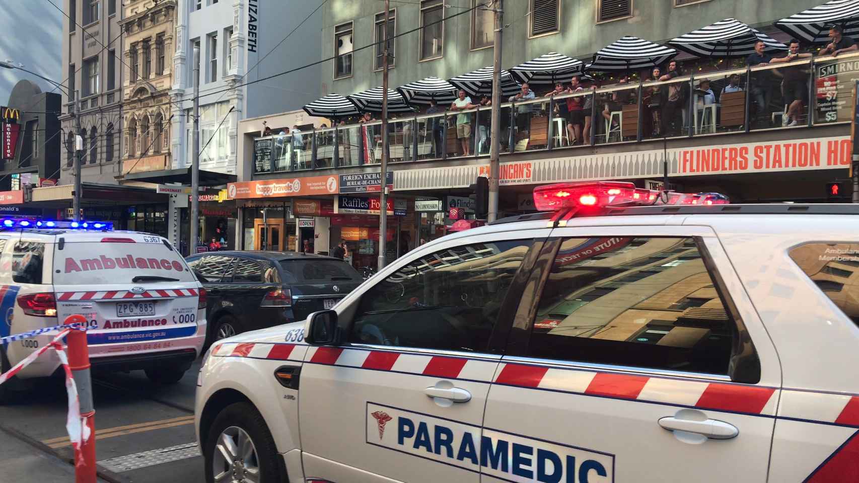 Policía y servicios de emergencias acuden al lugar del atropello en Melbourne.
