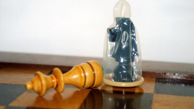 El sexual logo del mundial de ajedrez  parece una postura de Kamasutra