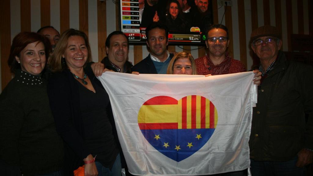 Miembros de Cs de Jerez celebrando el triunfo de Arrimadas.