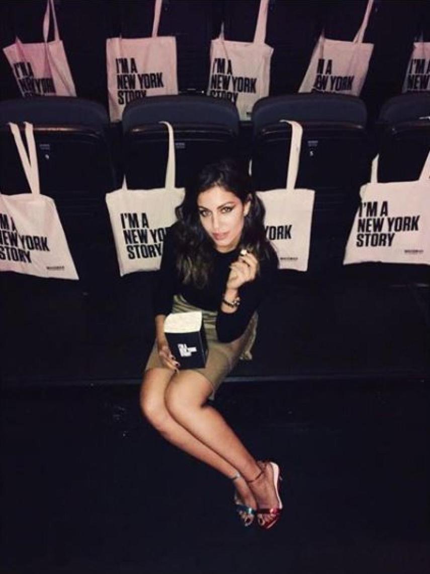 Hiba Abouk, con palomitas en el cine.