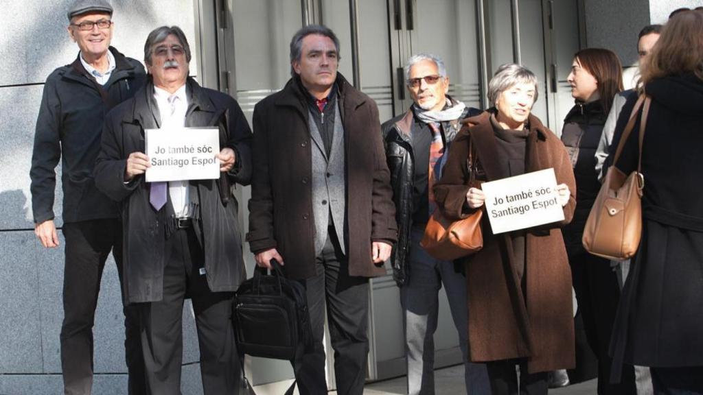 El líder de Catalunya Acció, Santiago Espot ( en el centro sujetando una mochila) ante la Audiencia Nacional.