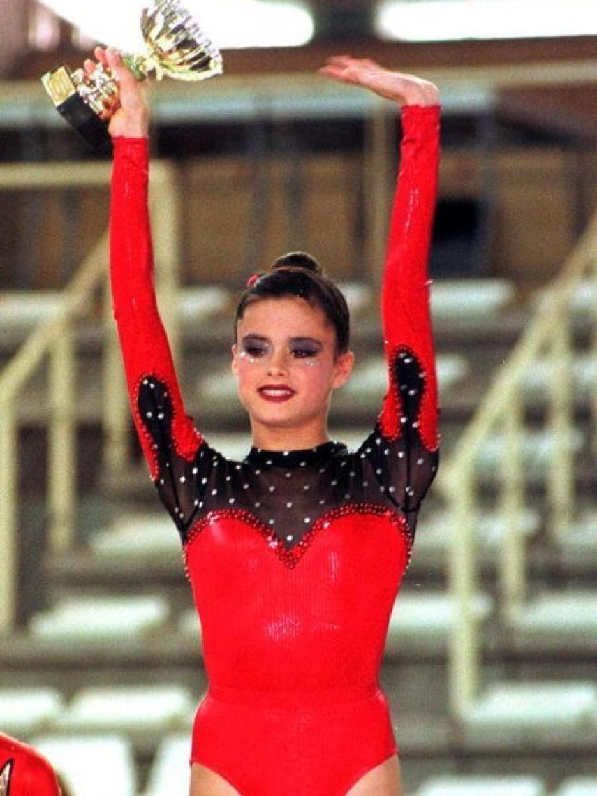 La joven Laura en una competición de gimnasia rítmica.