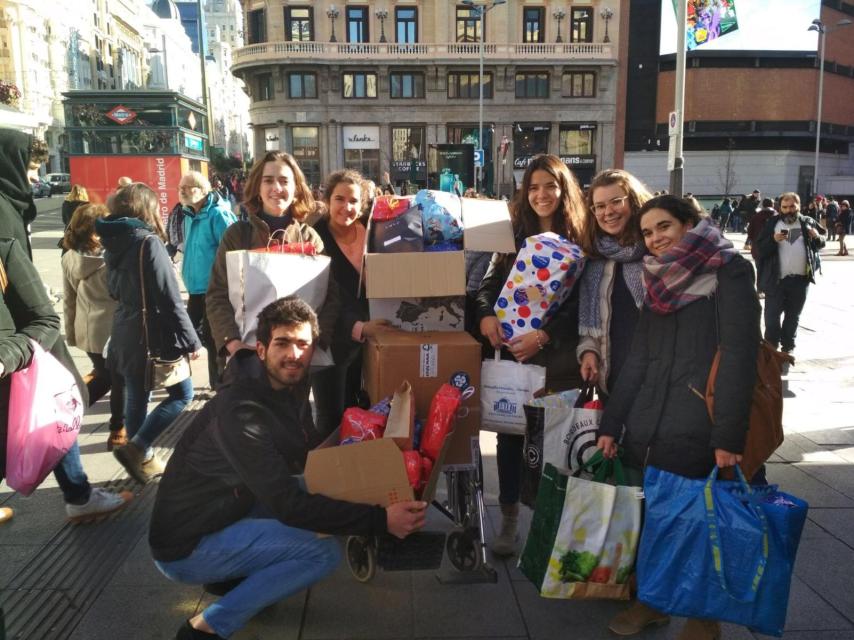 Los voluntarios, antes de emprender la ruta de reparto.