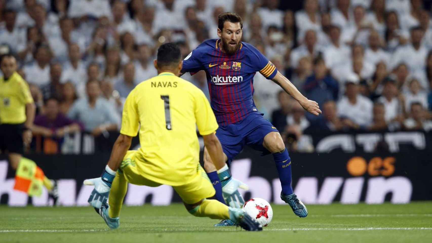 Keylor Navas ante Messi en la Supercopa de España.