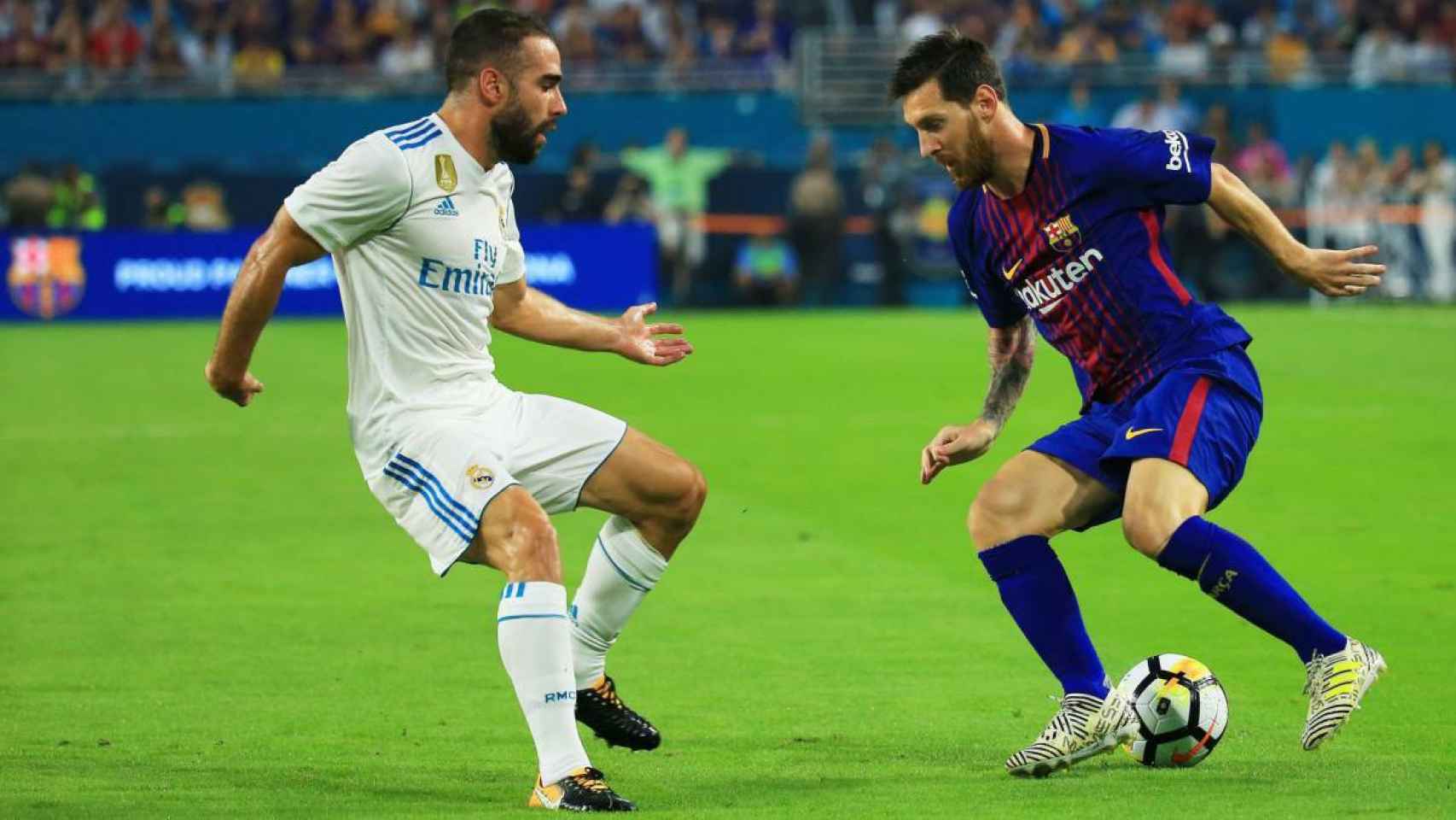 Messi, ante Carvajal, en el Madrid - Barça de pretemporada.