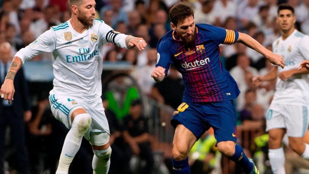 Sergio Ramos ante Messi en el Real Madrid - Barcelona de Supercopa de España.
