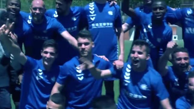 Los jugadores celebran un gol.