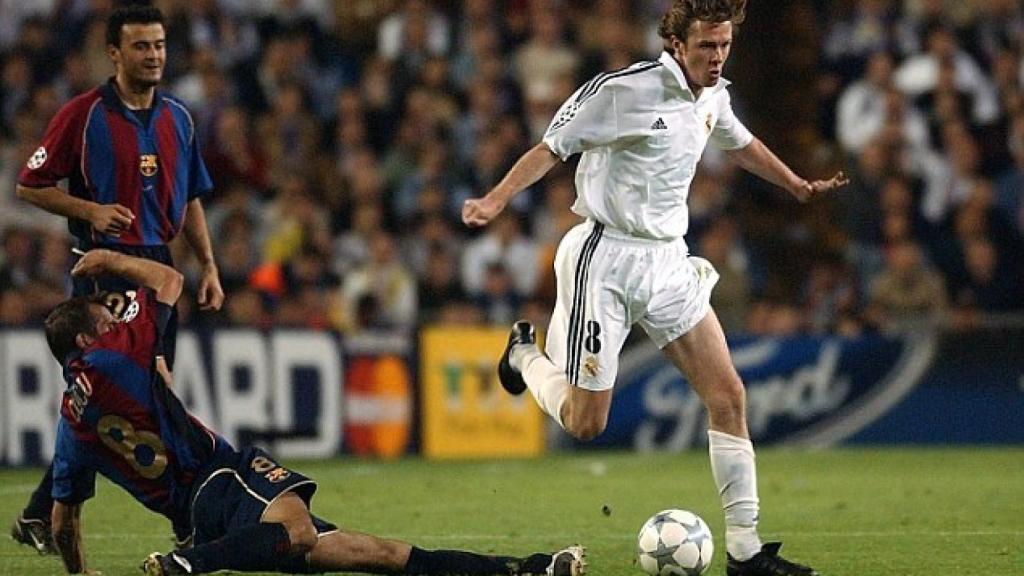 McManaman, ante Luis Enrique y Cocu en un Barcelona - Real Madrid.