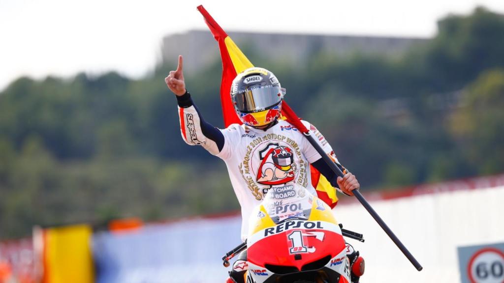 Marc Márquez celebra su título con la bandera de España.