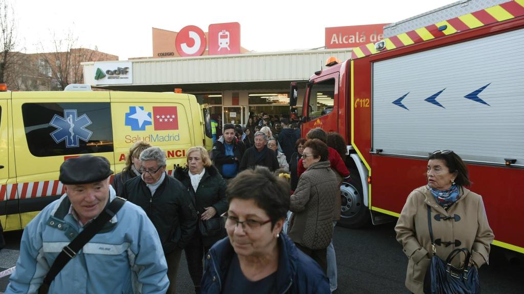 Vista de la salida de la estación de Alcalá de Henares, donde han resultado heridas 45 personas, cuatro de ellas grave, al chocar un tren de Cercanías con la topera de una vía en la estación.