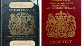 Imagen del pasaporte anterior a la UE y el de color borgoña 'prebrexit'.