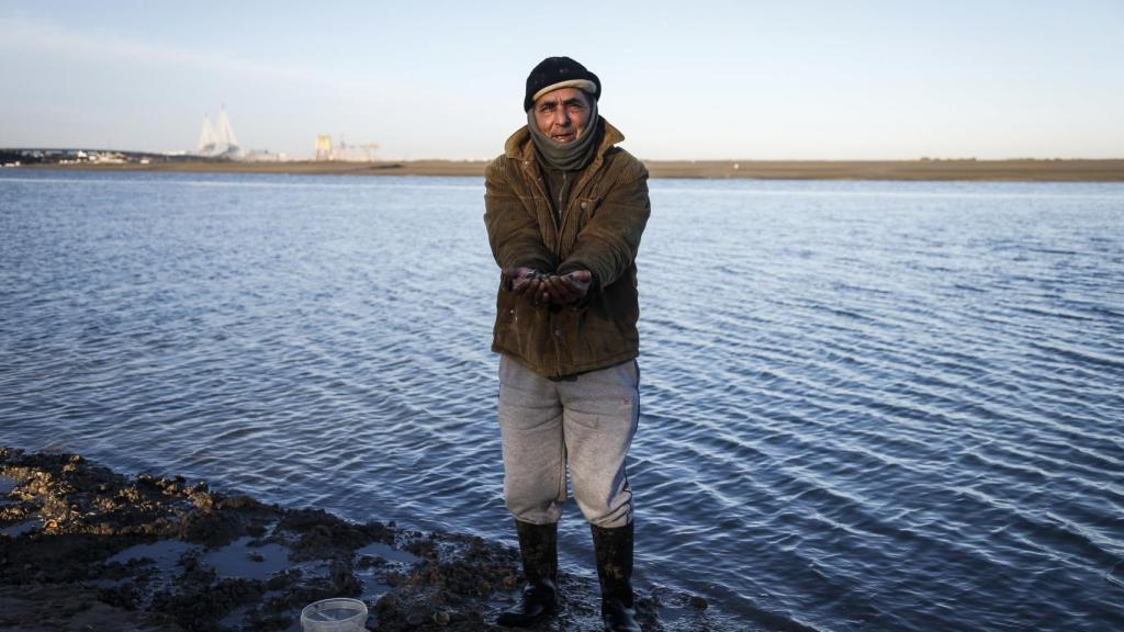 Antonio, 'el Gordo', no recibe ninguna ayuda y se levanta, cada día, a las seis de la mañana a coger almejas, un kilo y medio, para sortearlas en bares de Puerto Real (Cádiz).