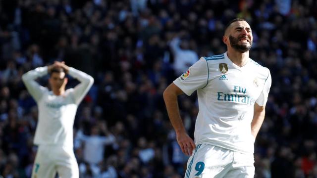 Benzema se lamenta durante el Real Madrid - Barcelona.