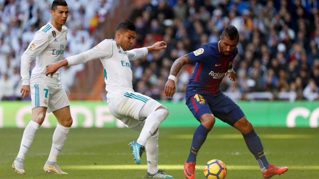 Paulinho, durante el Clásico, delante de Casemiro.