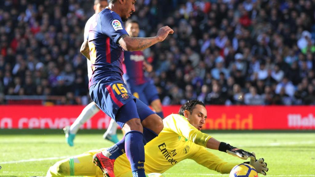 Paulinho intenta superar a Keylor Navas.