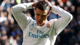 Cristiano Ronaldo se lamenta en el Real Madrid - Barcelona de Liga.