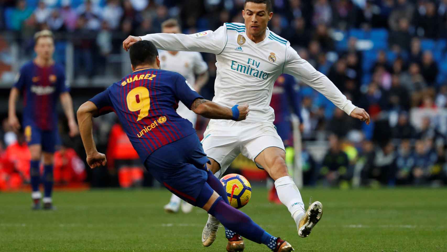 Cristiano y Suárez en plena disputa por el balón.