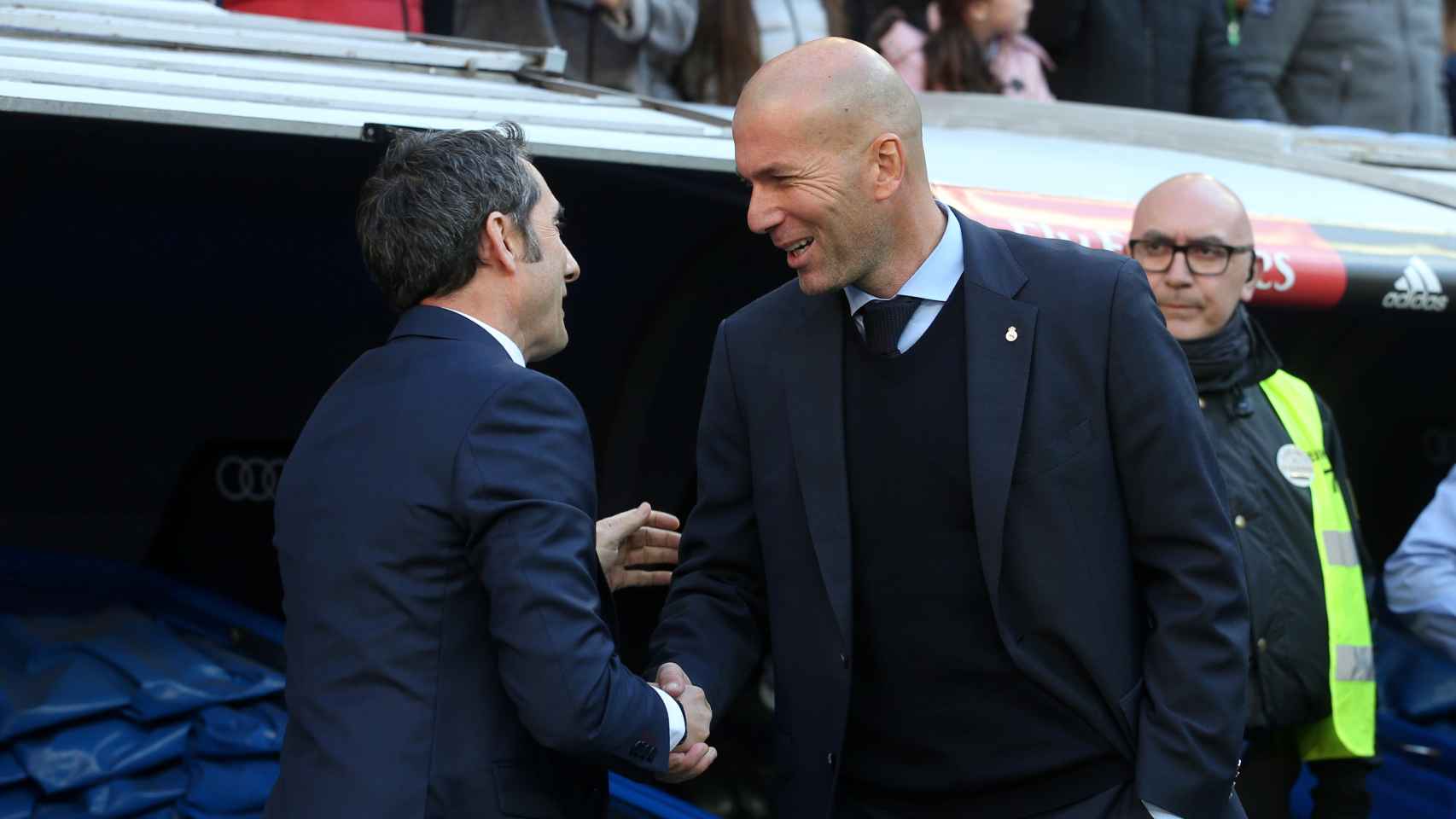 Valverde y Zidane se saludan al inicio del Real Madrid - Barcelona.