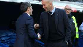 Valverde y Zidane se saludan al inicio del Real Madrid - Barcelona.