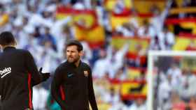 Messi, recibido entre un mar de banderas de España.