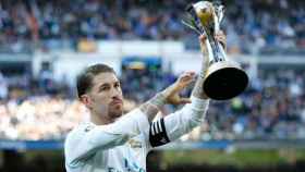 Sergio Ramos ofrece la copa del Mundial de Clubes al Santiago Bernabéu