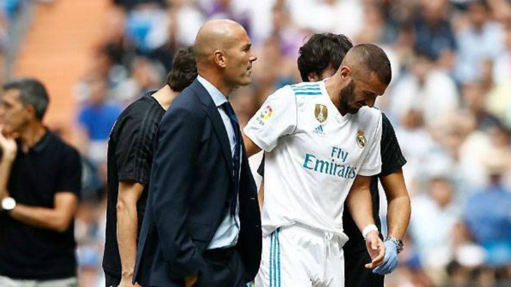 Benzema abandona el campo con molestias apoyado por Zidane