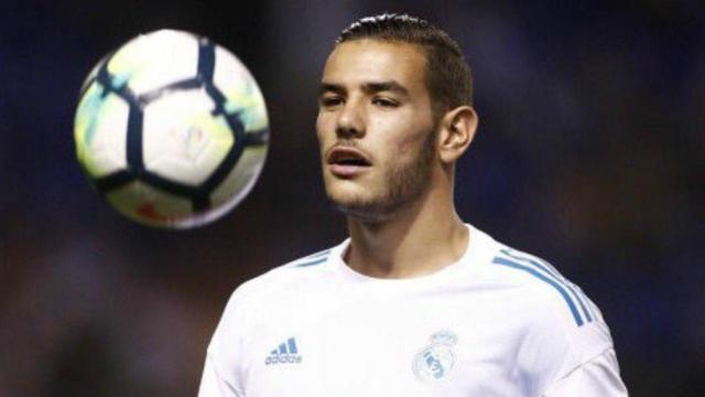 Theo calienta en Riazor. Foto Twitter (@TheoHernandez)