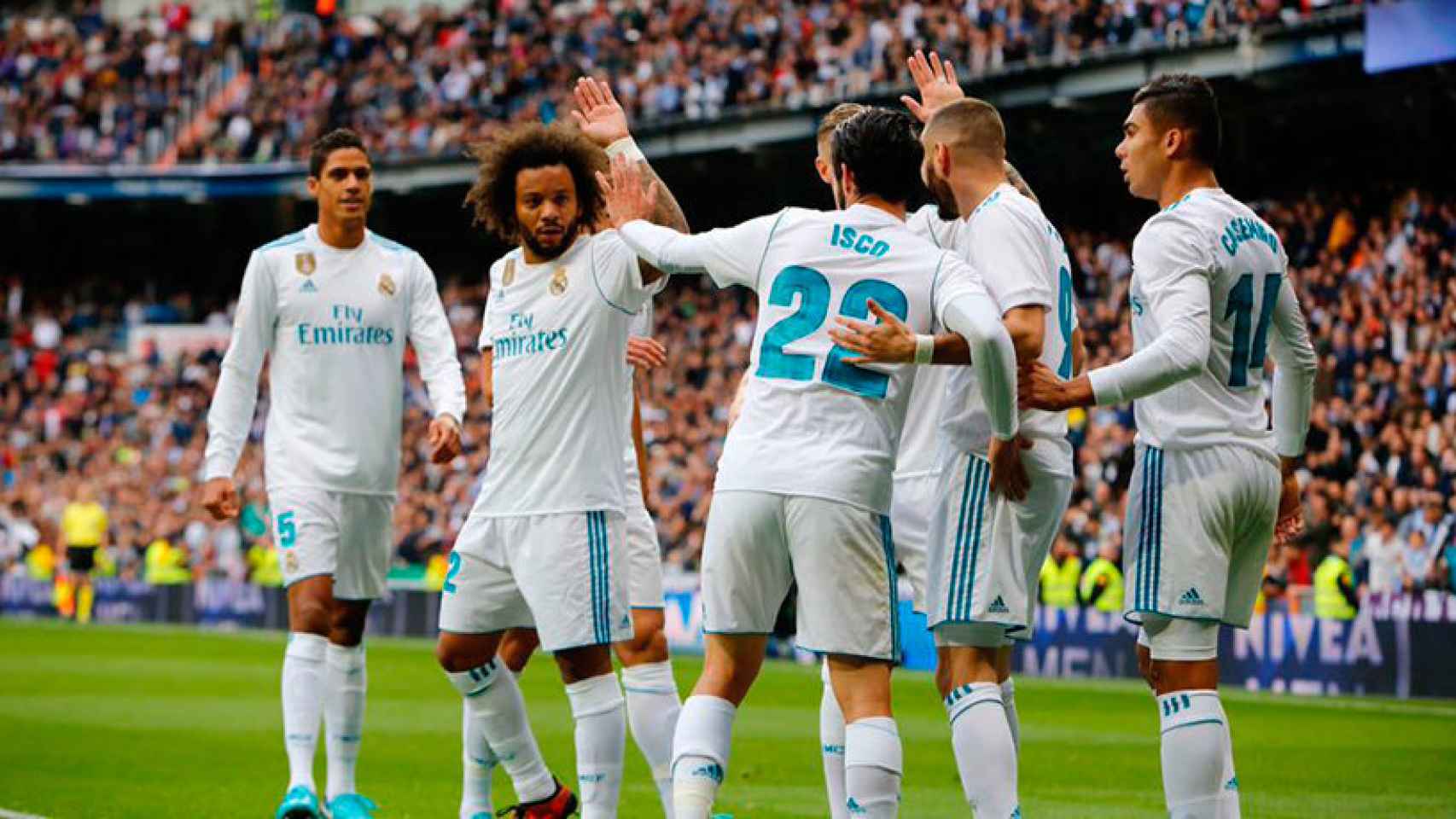 Los jugadores celebrando el gol de Benzema al Málaga Foto: Manu Laya / El Bernabéu