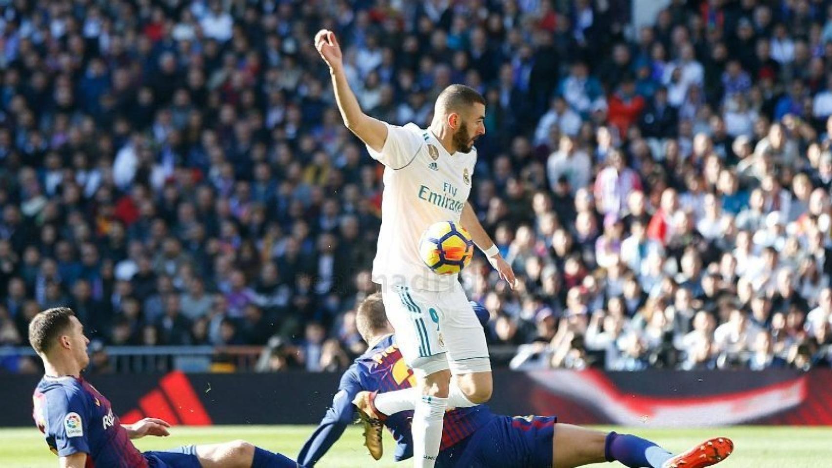 Piqué intentando frenar a Benzema