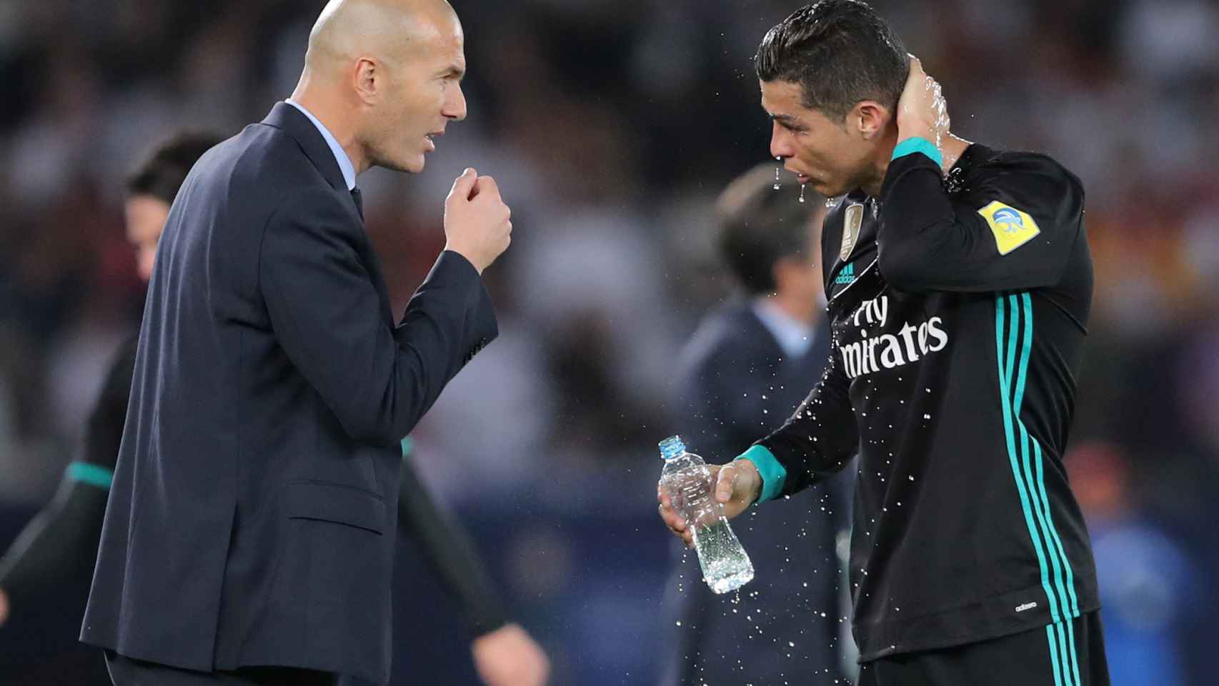 Zidane habla con Cristiano Ronaldo durante el Mundialito.