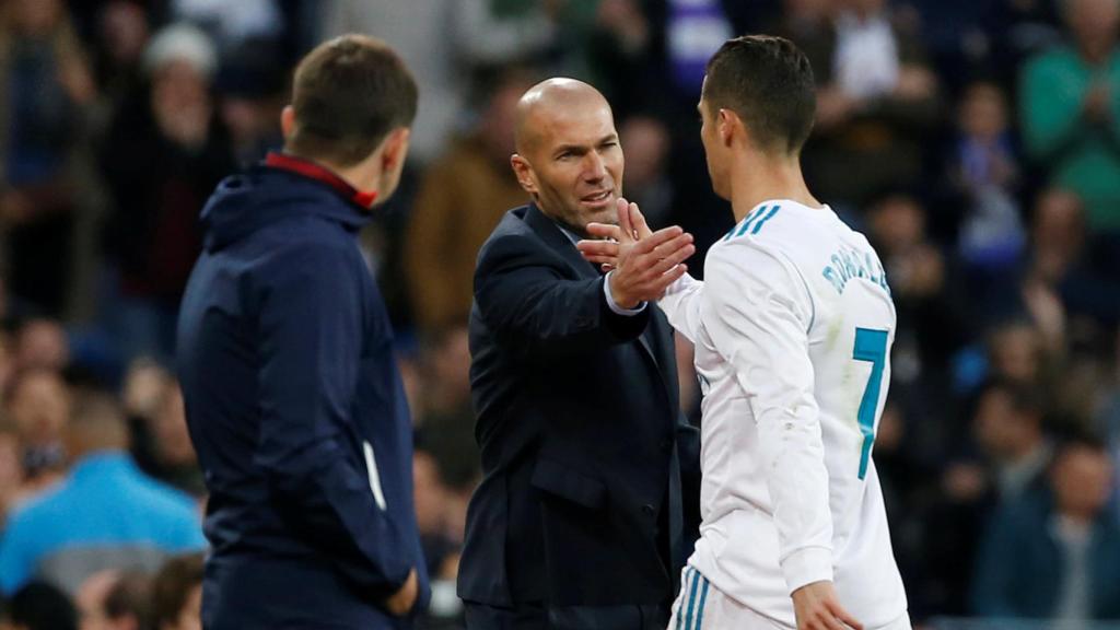 Zidane saluda a Cristiano Ronaldo en un partido del Real Madrid.