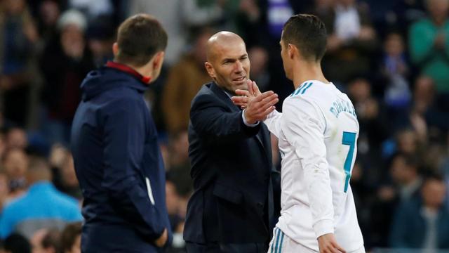 Zidane le da la mano a Cristiano Ronaldo.