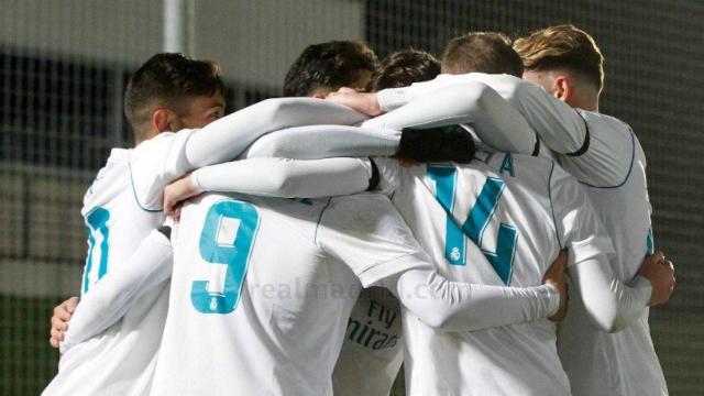 Los jugadores del juvenil A celebran un gol contra el Borussia Dortmund