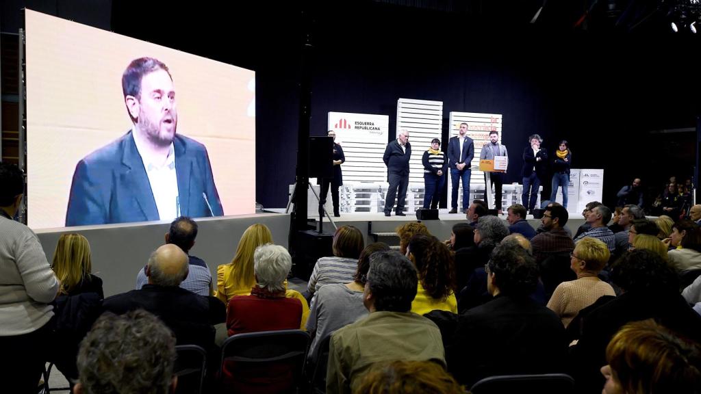 Mitin de ERC durante la campaña con un vídeo de Junqueras.