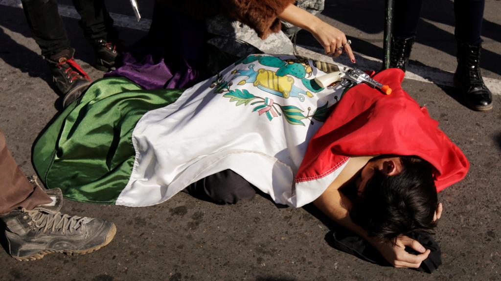 Un activista protesta en la calle contra la nueva Ley de Peña Prieto.