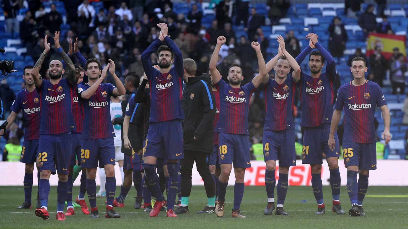 Los jugadores del Barcelona celebran en el Bernabéu.